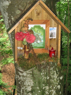 E113-Capitello-votivo-nella-parte-bassa-del-sentiero