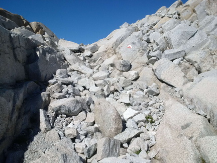 O241-15-Fra-le-rocce-la-segnaletica-indica-la-via-160828-MCF